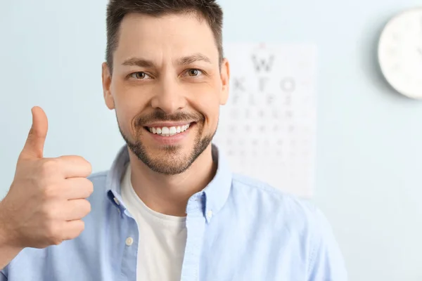 Gelukkige Man Bezoekt Oogarts Kliniek — Stockfoto