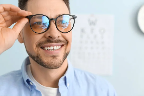 新しい眼鏡の男が診療所で眼科医を訪問 — ストック写真