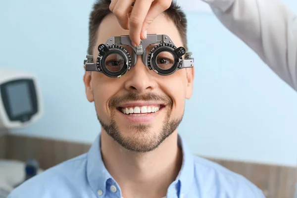 Hombre Que Visita Oftalmólogo Clínica — Foto de Stock