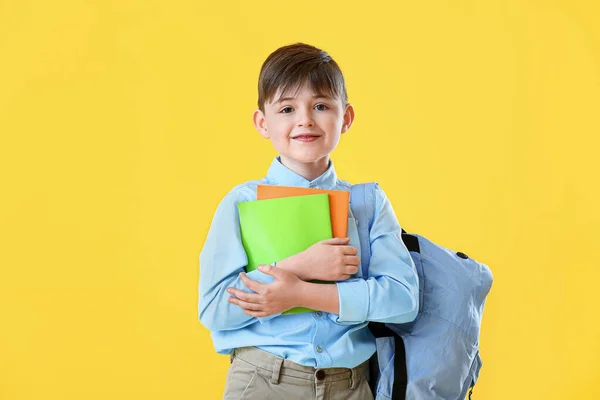 Kleine Schooljongen Kleur Achtergrond — Stockfoto