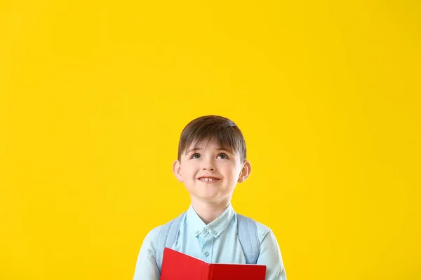 Kleiner Schuljunge Mit Buch Auf Farbigem Hintergrund — Stockfoto