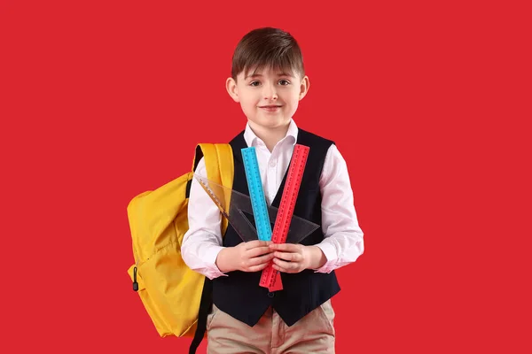 Kleine Schooljongen Met Linialen Kleur Achtergrond — Stockfoto