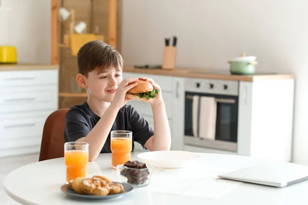 Little Boy Tasty Vegan Burger Kitchen — Stock Photo, Image