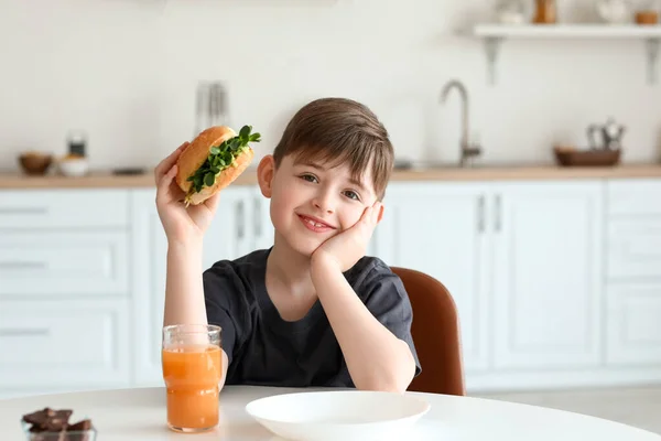 Kisfiú Ízletes Vegán Hamburgerrel Konyhában — Stock Fotó