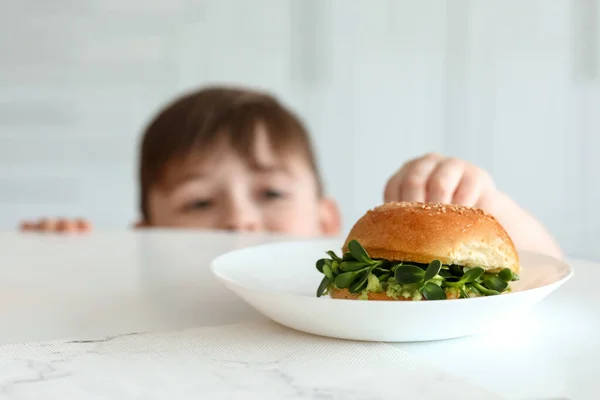Płyta Smacznym Wegańskie Burger Pobliżu Małego Chłopca Kuchni — Zdjęcie stockowe
