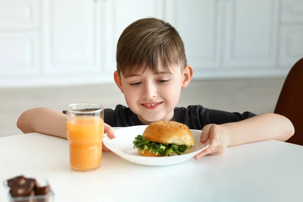 Menino Com Saboroso Hambúrguer Vegan Cozinha — Fotografia de Stock