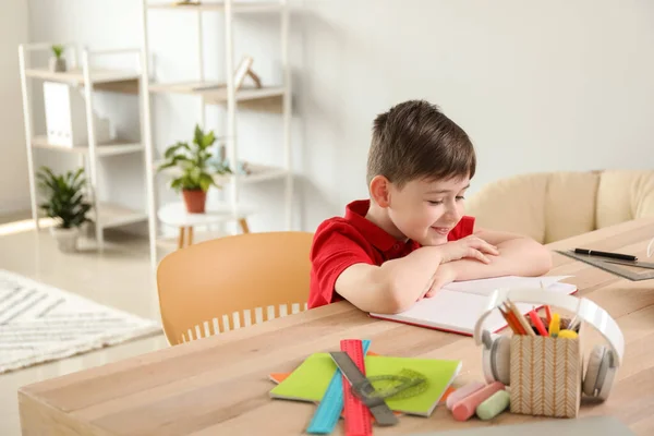 Kleiner Junge Lernt Hause — Stockfoto