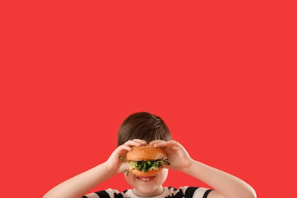 Niño Pequeño Con Sabrosa Hamburguesa Vegana Sobre Fondo Color —  Fotos de Stock