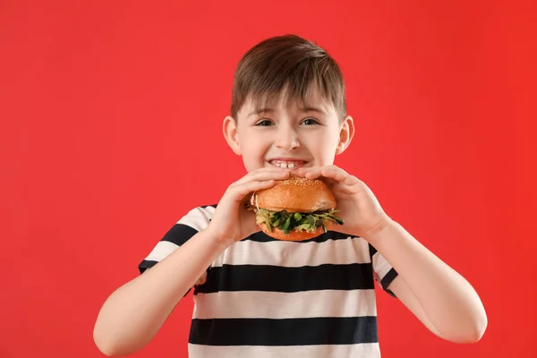 Mały Chłopiec Smacznym Wegańskie Burger Tle Koloru — Zdjęcie stockowe