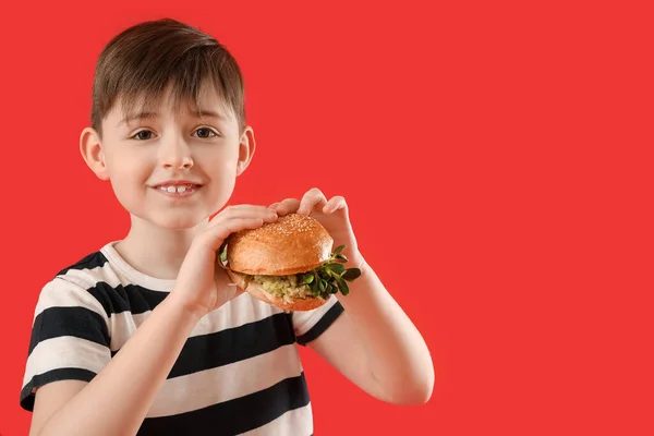 Mały Chłopiec Smacznym Wegańskie Burger Tle Koloru — Zdjęcie stockowe
