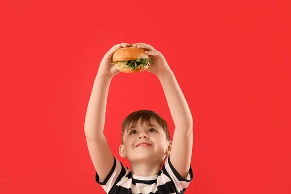 Mały Chłopiec Smacznym Wegańskie Burger Tle Koloru — Zdjęcie stockowe