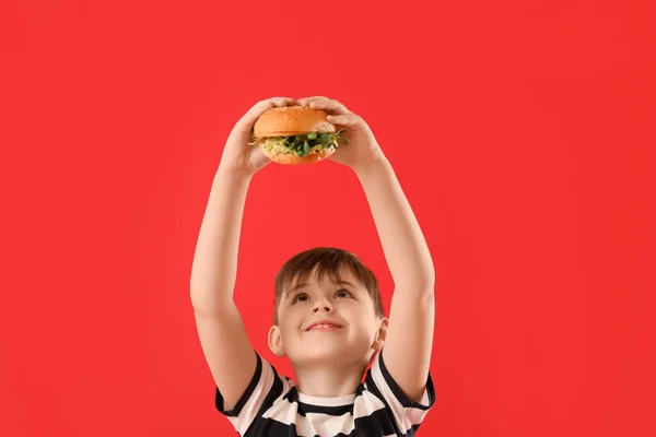 Menino Com Hambúrguer Vegan Saboroso Fundo Cor — Fotografia de Stock