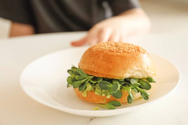 Plate Tasty Vegan Burger Little Boy Kitchen — Stock Photo, Image