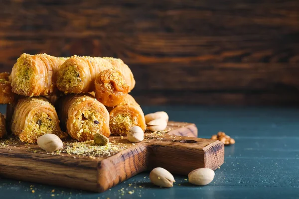 Renkli Ahşap Arka Planda Lezzetli Baklavası Olan Tahta Yakın Plan — Stok fotoğraf