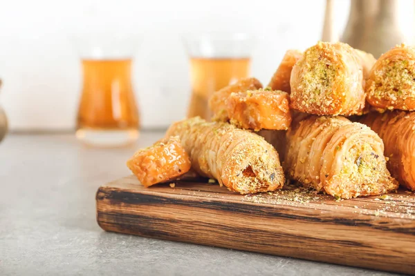 Plateau Bois Avec Délicieuse Baklava Sur Table Gros Plan — Photo