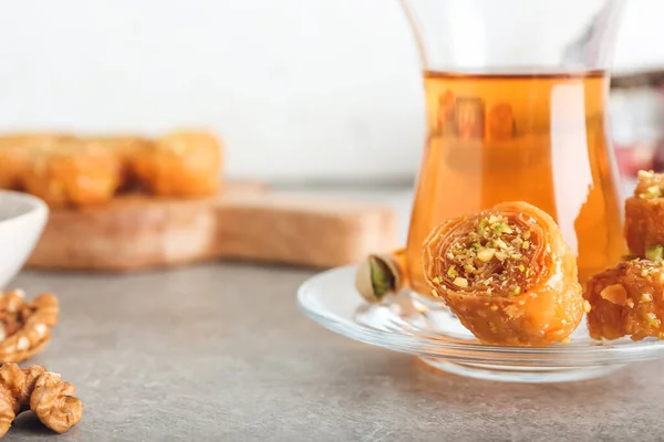 Verre Thé Turc Savoureux Avec Délicieux Baklava Sur Table Gros — Photo