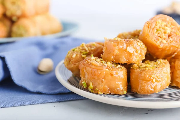 Assiette Avec Délicieux Baklava Sur Fond Clair Gros Plan — Photo