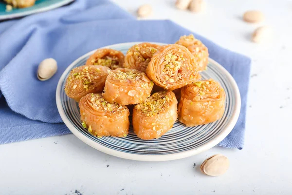 Assiette Avec Délicieux Baklava Sur Fond Clair — Photo