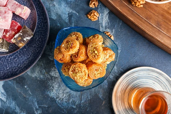 Renkli Arka Planda Lezzetli Baklavalı Kompozisyon — Stok fotoğraf