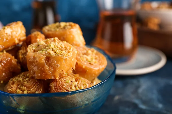 Bol Avec Délicieux Baklava Sur Fond Couleur Gros Plan — Photo