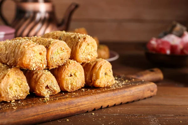 Ahşap Arka Planda Lezzetli Baklavaları Olan Tahta Yakın Plan — Stok fotoğraf