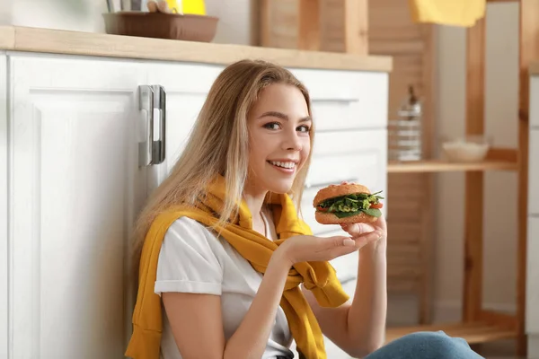 Νεαρή Γυναίκα Νόστιμο Vegan Burger Στην Κουζίνα — Φωτογραφία Αρχείου