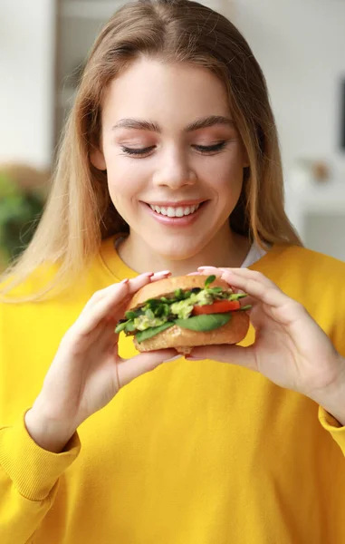 Mujer Joven Con Sabrosa Hamburguesa Vegana Casa Primer Plano — Foto de Stock