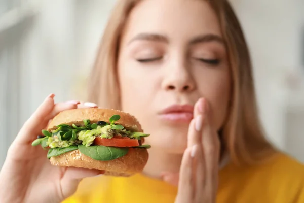 Νεαρή Γυναίκα Τρώει Νόστιμο Vegan Burger Στο Σπίτι Κοντινό Πλάνο — Φωτογραφία Αρχείου