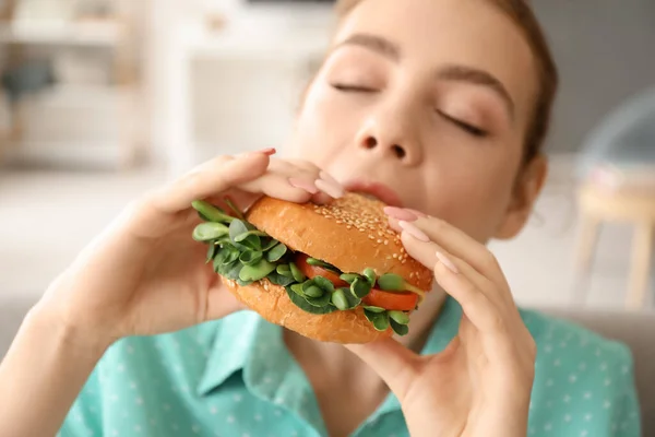 Jovem Mulher Comendo Saboroso Hambúrguer Vegan Casa Close — Fotografia de Stock