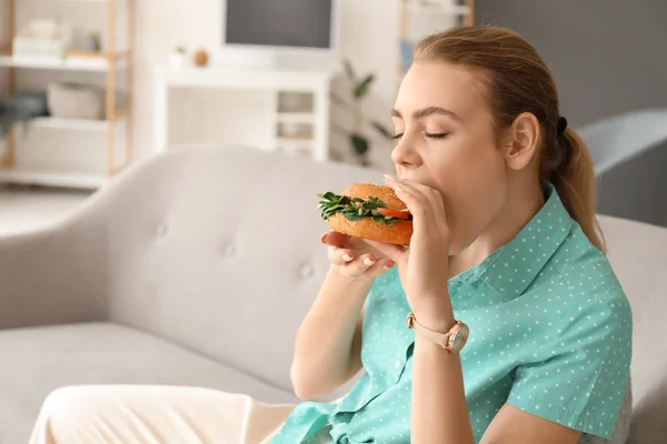 Jovem Mulher Comendo Saboroso Hambúrguer Vegan Casa — Fotografia de Stock