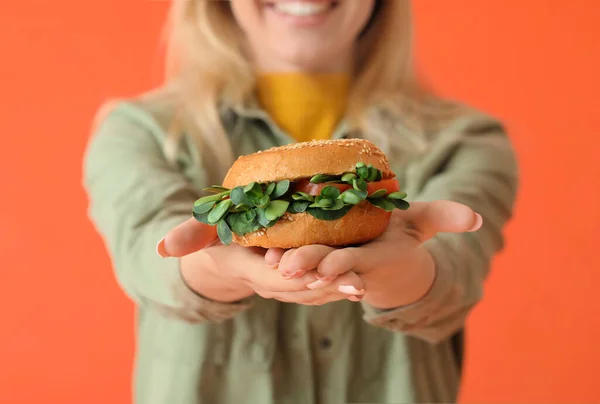 Junge Frau Mit Leckerem Veganen Burger Auf Farbigem Hintergrund Nahaufnahme — Stockfoto