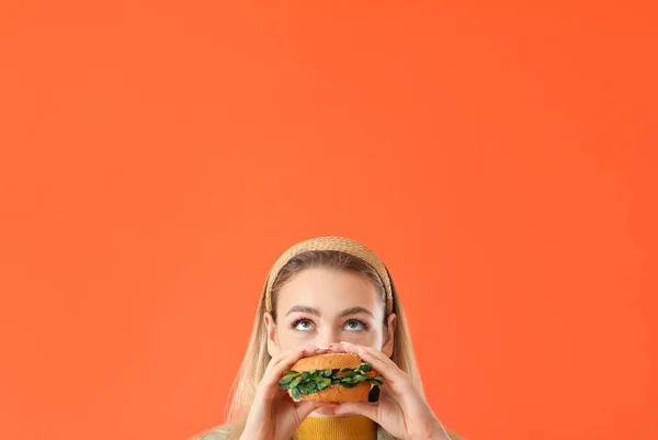 Mujer Joven Con Sabrosa Hamburguesa Vegana Sobre Fondo Color —  Fotos de Stock