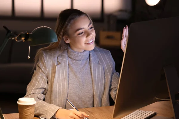 Young Woman Video Chatting Office Night — Stock Photo, Image