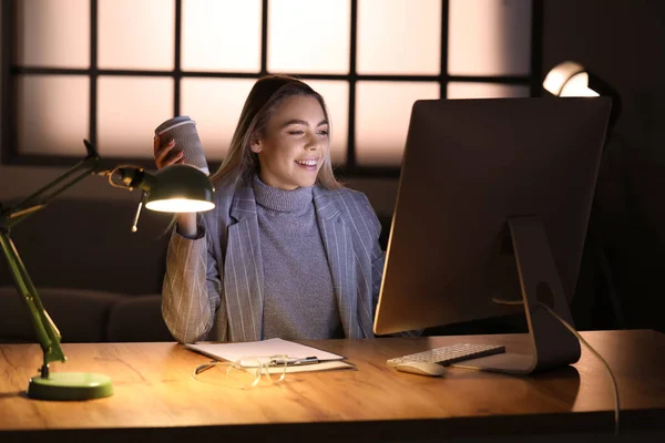 Young Woman Cup Coffee Office Night — Stock Photo, Image