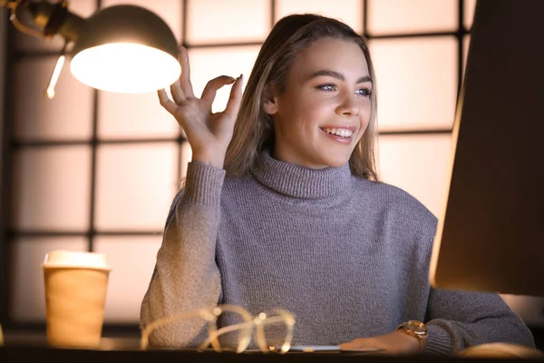 Young Woman Video Chatting Office Night — Stock Photo, Image
