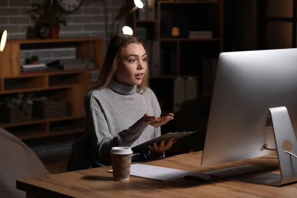 Jovem Mulher Vídeo Conversando Escritório Noite — Fotografia de Stock