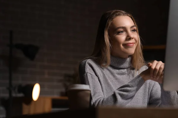 Mladá Žena Video Chatování Kanceláři Noci — Stock fotografie