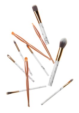 Beyaz arkaplanda kozmetik fırçalar
