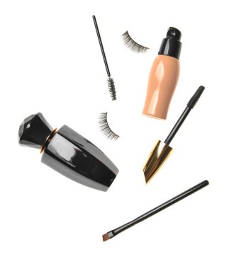 Beyaz arkaplanda makyaj malzemeleri ve aksesuarları