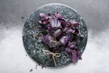 Siyah beyaz arka planda taze fesleğen ve biber dolu tahta.