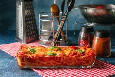 Renkli arkaplanda lezzetli domates lazanyalı fırın yemeği.