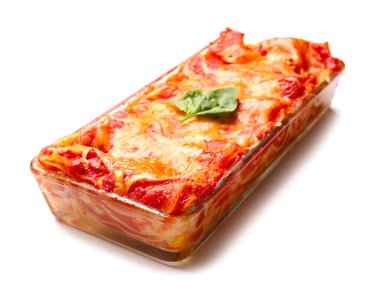 Beyaz arka planda lezzetli domates lazanyalı fırın yemeği.