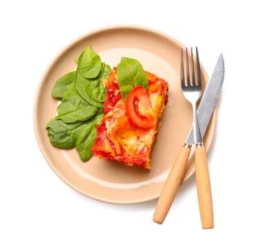 Beyaz arka planda bir parça lezzetli domates lazanyası.