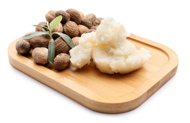 Tahta tahta tahta, beyaz arka planda tereyağı ve fındık var.