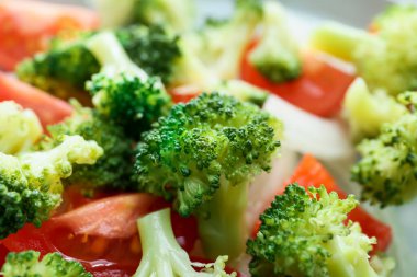 Brokolili lezzetli salata, yakın plan.