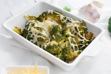Lezzetli brokoli ve peynirli fırın tabağı.