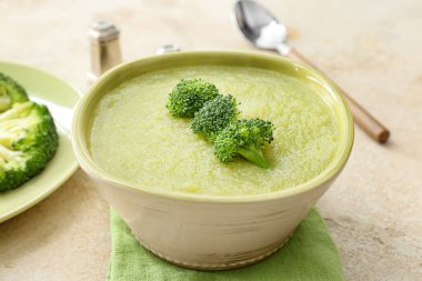 Hafif arkaplanda bir kase lezzetli brokoli kremalı çorba