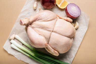 Çiğ tavuk, limon, sebze ve baharatlı parşömen.