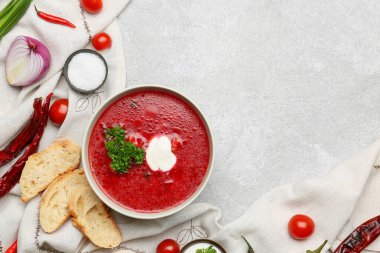 Hafif arkaplanda lezzetli borş çorbası ile kompozisyon