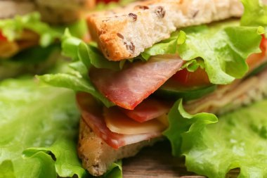 Lezzetli sandviç masada, yakın plan.